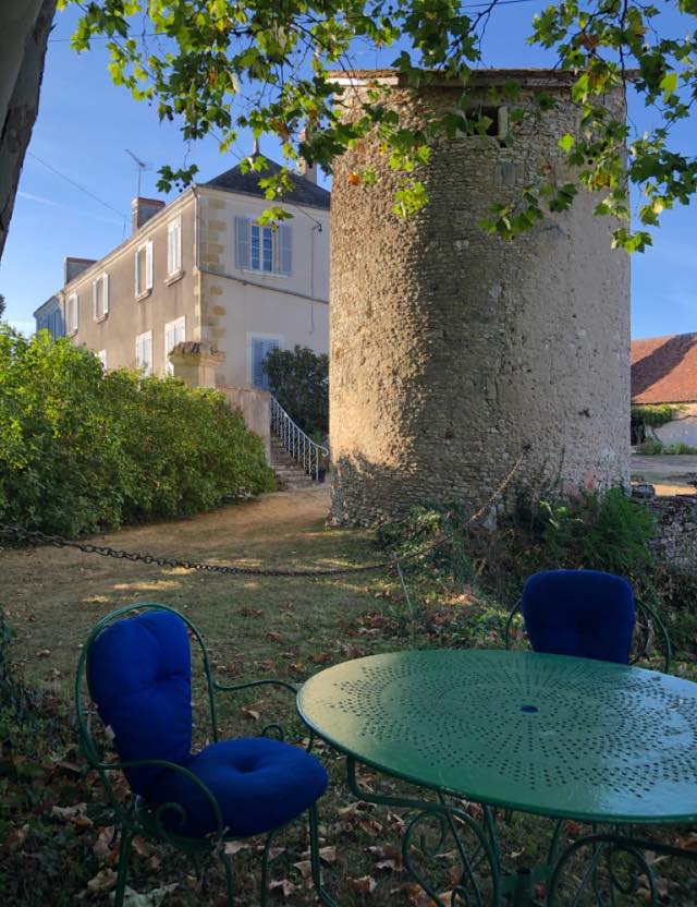 Une vue du jardin du Manoir des Fauves où l'on distingue la demeure principale et l'ancien pigeonnier.