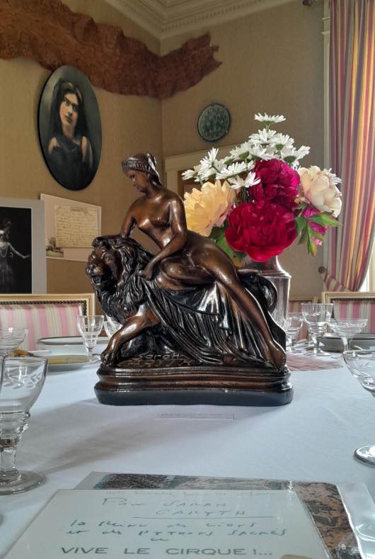 Une belle statue d'une femme sur un lion présentée au Musée Sarah Caryth dans l'Indre