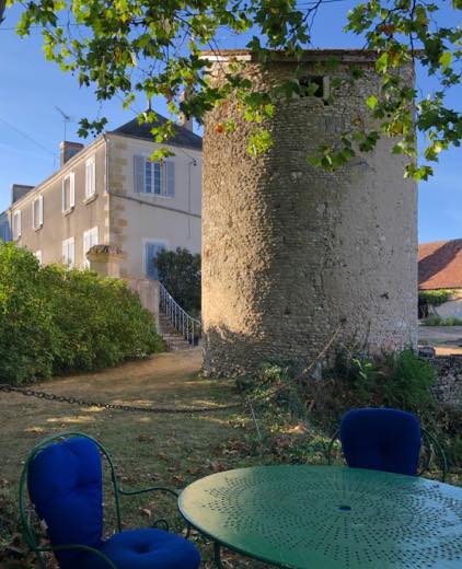 Salon de jardin près de l'ancien Château de Saint-Lactencin